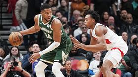 ▲「字母哥」安戴托昆波（Giannis Antetokounmpo）上場不到30分鐘達成「大三元」。（圖／路透社／達志影像）