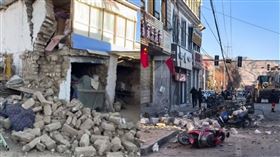 大陸西藏今(7)日上午發生規模6.8強震，深度僅10公里。（圖／翻攝自微博）