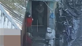 北韓士兵超孬！為躲無人機將老人趕出屋外
