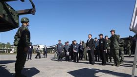 王定宇6日考察國軍新裝備海馬士多管火箭系統，指出官兵熟悉系統操作且士氣高漲。（圖／翻攝自王定宇臉書）