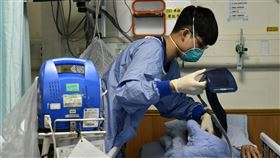 林承睿在急診室為病人量血壓。（圖／大林慈濟醫院提供）