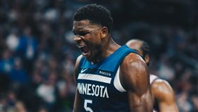 灰狼少主艾德渥斯（Anthony Edwards）下半場爆發獨攬28分，全場轟下37分。（圖／翻攝自灰狼隊官方X）