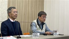 林詠青（右）說明女個案同時染新冠與流感，仍在加護病房治療中。（圖／記者簡浩正攝影）