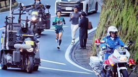日本年度路跑接力盛事、第101回箱根驛傳在上週落幕，然而比賽時卻有一位470萬粉絲追蹤的中國網紅，無視規定衝進賽道做出危險追拍的舉動。（圖／翻攝自X）