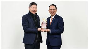 長榮空廚獲今年度桃園機場「機場夥伴永續行動競賽」企業組特優獎，桃園機場公司范孝倫總經理(左)頒獎，由長榮空廚柯金成董事長(右)代表受獎。