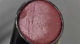 一位消費者拍下，她網購的口紅上面有嘴唇的紋路。（圖／翻攝自Dcard）

