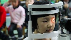 衛福部規定，6歲以下孩童需由眼科醫師開立驗光處方箋後才能配鏡，卻因此衍生許多亂象。（圖／示意圖非當事人）