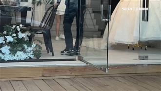 獨／婚紗店遭控踹新人　闆娘喊冤：自保