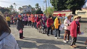 善心企業家鍾文智上週六在美濃玉清宮前發放物資，助當地弱勢家庭過個好年。照片來源/玉清宮信徒提供