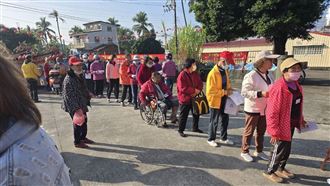 「如何過好年」很沉重？屏東美濃他捐物資