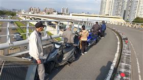 多台機車來不及反應，紛紛撞在一團，騎士們看起來相當無奈。（圖／警方提供）