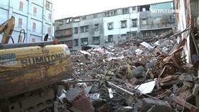 過年前家園成廢墟　受災戶哭癱親友懷裡