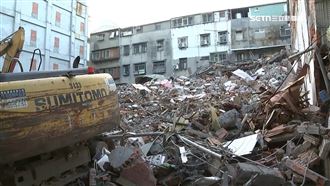 過年前家園成廢墟　受災戶哭癱親友懷裡