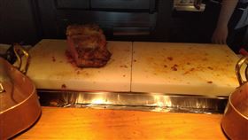 饗饗冰箱食材未覆蓋及部分牆面不潔。（圖／北市衛生局提供）