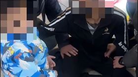 李男一時失控，竟在孩子面前做出最差示範。（圖／翻攝畫面）