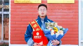 地震時，高二生郭慶背行動不便的同學往外衝。（圖／翻攝畫面）