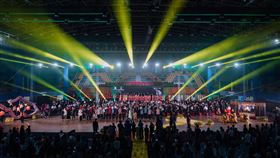 《吉打河之聲藝術節II》文化大匯演所有演出人員與蘇丹合影（圖／國立臺灣戲曲學院提供）