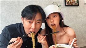 安吉（右）備受父親陽帆（左）寵愛，但星二代光環也讓她壓力不小。（翻攝自安吉IG）