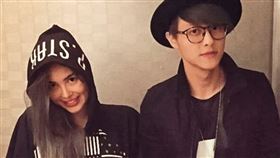 王子（右）從《模范棒棒堂》出道，與從另一電視節目《我愛黑澀會》出身的昆凌（左）結識，至今已有十多年交情。（翻攝自邱勝翊微博）