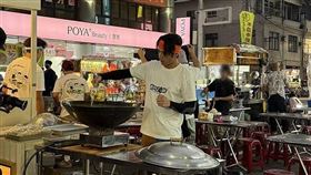 近期胡宇威忙於《我們這一攤》第二季的拍攝，去年12月兩度被本刊直擊在北、高兩地的夜市擺攤。（圖／本刊攝影組）

