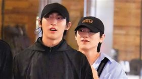 毛弟（右）與黃宏軒（中）因合作BL劇《關於未知的我們》人氣飆升，戲裡愛得猛烈，戲外也黏緊掃街，同劇演員金在勳（左）同行作陪。

