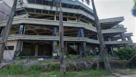 高雄觀音山的渡假會館「匯智龍城」荒廢近20年，恐成萬年法拍屋。翻攝google map