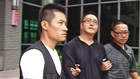 ▲黃村（中）偷渡回台，被刑事局警方盯上，趁他買檳榔時順利將其逮捕。（東森新聞提供）