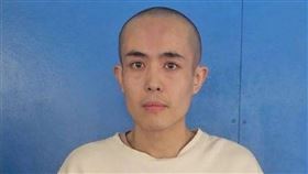 王星被泰國媒體曝光剃光頭的照片。（圖／翻攝自泰國頭條新聞社）