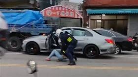 坪林公園，賓士跑車，逃逸，坪林所，巡邏警，吸毒。(圖／翻攝自Threads＠lian.jiayu)