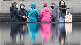 低溫特報　各地天氣寒冷中央氣象署7日發布低溫特報，受強烈大陸冷氣團影響，各地天氣寒冷，基隆及新北局部地區有持續攝氏10度左右或以下氣溫發生機率。圖為台北市信義區，民眾穿外套、戴帽子禦寒。中央社記者鄭清元攝  113年3月7日