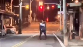 台中,酒醉,喪屍,太平,攔路,怪客（圖／翻攝社會事新聞影音）