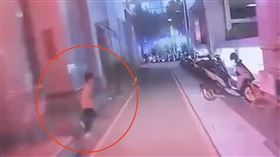 台中童暴衝闖馬路！恐龍爸：撞到負得起？