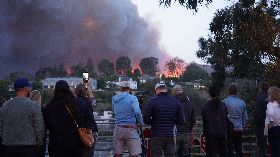 洛杉磯郊區火災  民眾駐足觀看