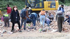 新北市三重區六張街建案「莘聖沐光居」6日開挖地基時，因鑽探失誤導致地基掏空，其中1棟鄰宅傾塌，另1棟嚴重傾斜，受災住戶當下急忙逃命，不少貴重物品全被埋在瓦礫堆中，昨天預防性拆除後，遺物已先移至八里區一處臨時暫置場，受災戶今早搭車前往暫置場尋找、收拾私人物品，有阿嬤想找祖先神主牌，卻發現全都壞光光了。