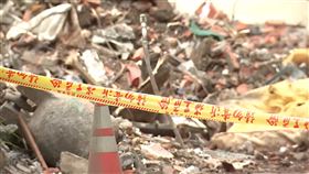 六張街屋倒第3天! 受災戶辛酸廢棄物堆撿物品