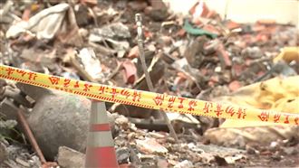 六張街屋倒第3天　受災戶廢棄物堆撿家當