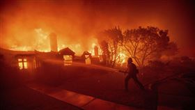 加州洛杉磯最富區遭野火肆虐，3萬居民緊急撤離。（圖／美聯社／達志影像）