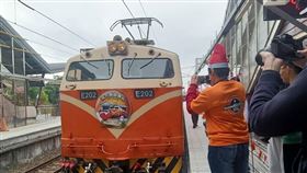 　臺鐵莒光號專列，從新左營站出發，直達內灣支線，成為2024年臺鐵開行的最後一列專列火車。　臺鐵提供