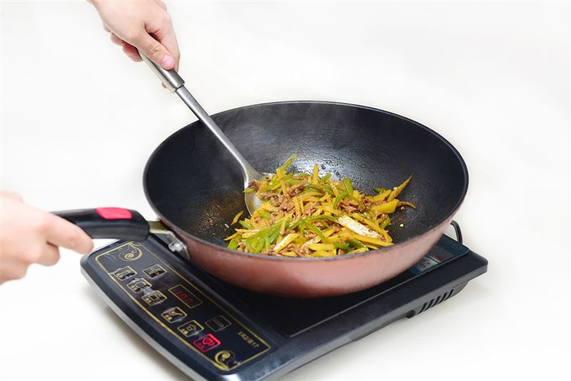 在家煮飯雖健康，但油煙是隱形殺手，長期吸入恐致慢性咳嗽、氣喘惡化、肺阻塞，甚至增加肺癌風險。（圖／PIXABAY）
