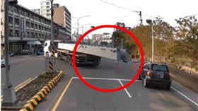 鋼樑超車拖板車差點掃倒小客車。（ 圖／翻攝WoWtchout - 地圖型行車影像分享平台畫面）