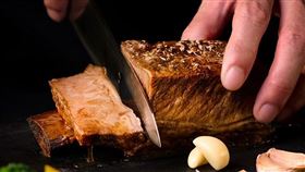 首度對外公開台塑招待所40年傳奇名菜「台塑正宗帶骨牛小排」絕對獨家！饕客必嚐、極製珍稀，一頭牛僅能做6客。（圖／品牌業者提供）