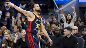 ▲柯瑞（Stephen Curry）投進8顆三分球追平本季新高。（圖／路透社／達志影像）