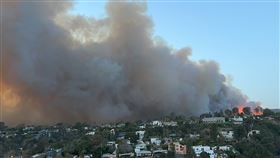 強風影響 南加州野火肆虐美國洛杉磯地區在強風影響下，7日出現多處野火災情。中央社記者林宏翰洛杉磯攝  114年1月8日