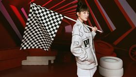 王淨演繹賽車風穿搭！以紅遍全球鞋款SPEEDCAT OG收尾。（圖／品牌業者提供）