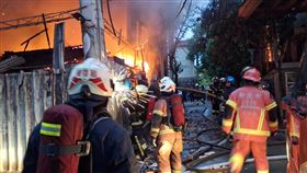 現場火勢兇猛，消防隊也在第一時間趕抵救援。（圖／消防隊提供）