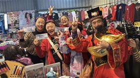 台中警所長變財神爺「撒鈔票」婆媽狂搶