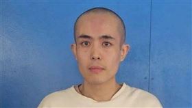 王星被泰國媒體曝光剃光頭的照片。（圖／翻攝自泰國頭條新聞社）