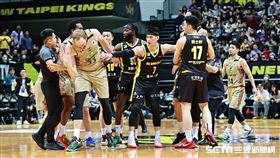 ▲東亞超級籃球聯賽，琉球黃金國王洋將勞（Vic Law）和新北國王洋將奧帝在場上發生衝突。（圖／記者劉彥池攝影）