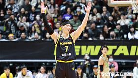 ▲東亞超級籃球聯賽，新北國王後衛林書豪高舉雙手示意球迷歡呼。（圖／記者劉彥池攝影）