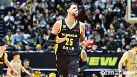 ▲東亞超級籃球聯賽，新北國王洋將奧帝投進日三分球和對手噴垃圾話。（圖／記者劉彥池攝影）